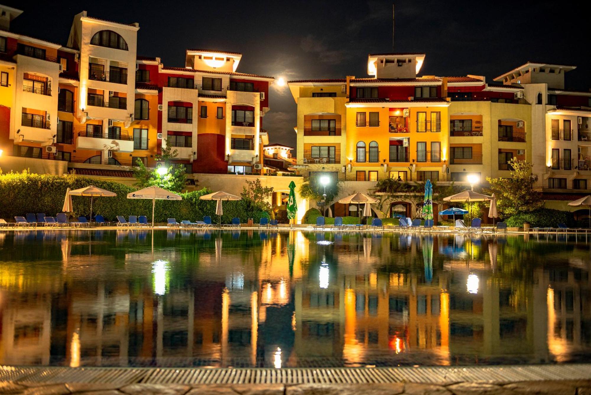 Menada Aheloy Apartments Luaran gambar